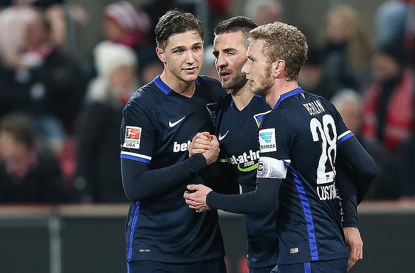 Durch ein Tor von Vedad Ibisevic (m.) gewann die Hertha aus Berlin gegen den 1. FC Köln.