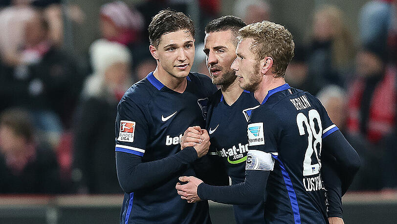 Durch ein Tor von Vedad Ibisevic (m.) gewann die Hertha aus Berlin gegen den 1. FC Köln. Durch ein Tor von Vedad Ibisevic (m.) gewann die Hertha aus Berlin gegen den 1. FC Köln.