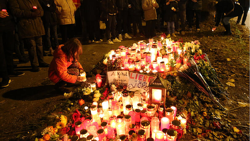 ...an der Fürstenrieder Straße schmückten Blumen und Kerzen die Unfallstelle.