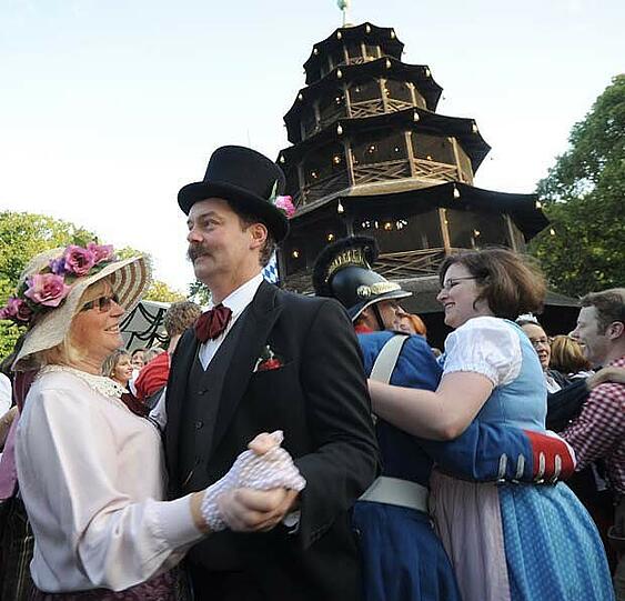 Am 21. Juli wird beim Kocherball am Chinesischen Turm wieder das Tanzbein geschwungen.