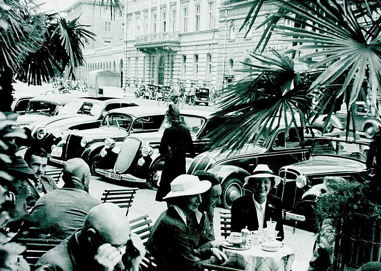 Eine Szene aus dem schicken Treiben in der Maxvorstadt im Jahr 1935 - Gäste des Café Luitpold an der Ecke der Briennerstraße zum Maximiliansplatz.