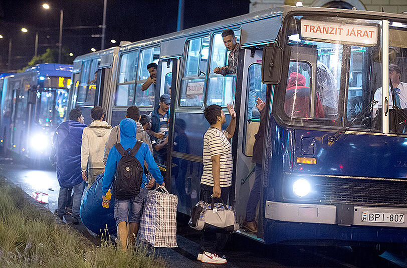 Tausende Flüchtlinge warten in den frühen Morgenstunden in Bussen vor dem Ostbahnhof in Budapest  auf ihren Weitertransport nach Österreich.