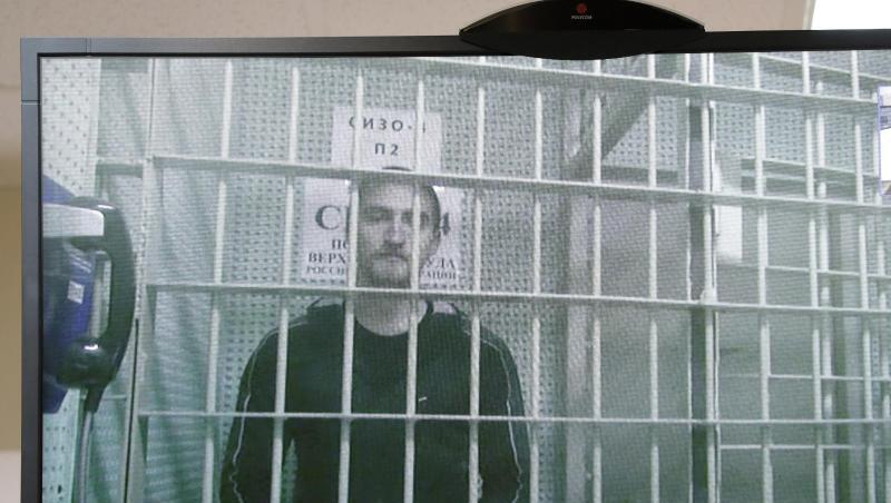 Hinter Gittern: Der russische Schauspieler Pawel Ustinow während einer Anhörung vor Gericht. Jetzt kommt er nach beispiellosem Protest wieder auf freien Fuß. Hinter Gittern: Der russische Schauspieler Pawel Ustinow während einer Anhörung vor Gericht. Jetzt kommt er nach beispiellosem Protest wieder auf freien Fuß.