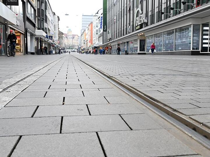 Blick auf eine leere Fußgängerzone. Foto: Uwe Zucchi/dpa