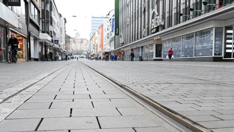 Blick auf eine leere Fußgängerzone. Foto: Uwe Zucchi/dpa Blick auf eine leere Fußgängerzone. Foto: Uwe Zucchi/dpa