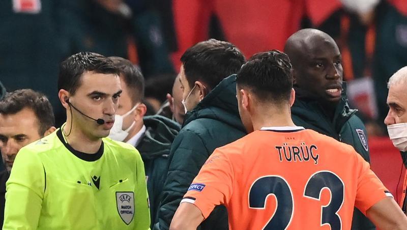 Der rumänische Schiedsrichter Ovidiu Hategan (l) diskutiert mit Verantwortlichen und Spielern von Istanbul Basaksehir und Paris Saint-Germain.