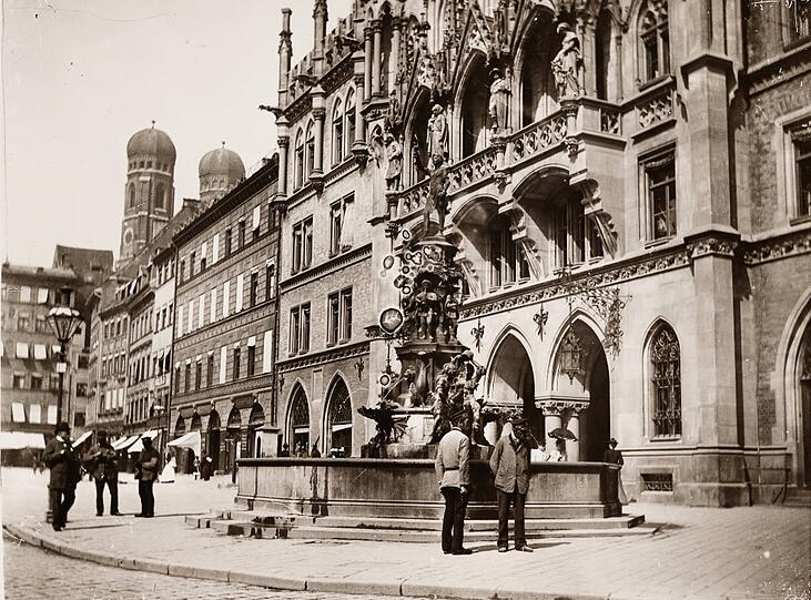 Der heutige Marienplatz erhält seinen Namen 1854, als der damalige Getreidemarkt vom Markt-, beziehungsweise Schrannenplatz zur Blumenstraße hinter den Alten Peter verlagert wird. Mit der Ehrung der Gottesmutter Maria will man der zu der Zeit grassierenden Cholera-Epidemie Einhalt gebieten.