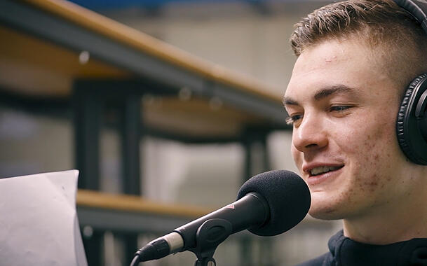 Justin Schütz vom EHC Red Bull München bei den Aufnahmen im Tonstudio. Justin Schütz vom EHC Red Bull München bei den Aufnahmen im Tonstudio.