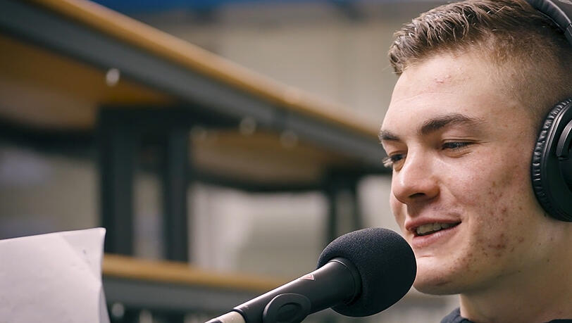 Justin Schütz vom EHC Red Bull München bei den Aufnahmen im Tonstudio. Justin Schütz vom EHC Red Bull München bei den Aufnahmen im Tonstudio.