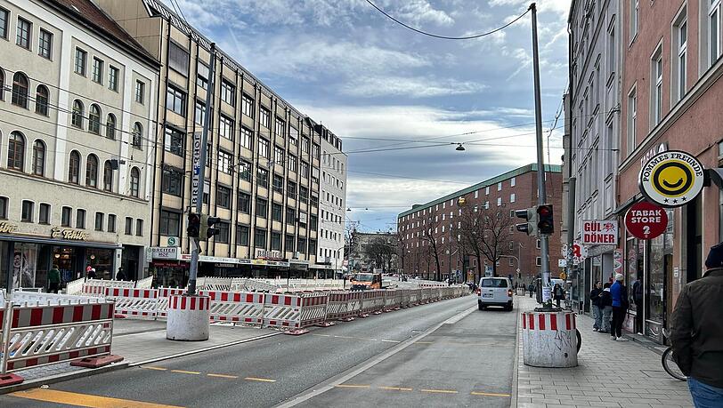 Der neue, breitere Fahrradweg in der Zweibrückenstraße. Die Lieferzone für den Supermarkt musste dafür weichen. Der neue, breitere Fahrradweg in der Zweibrückenstraße. Die Lieferzone für den Supermarkt musste dafür weichen.
