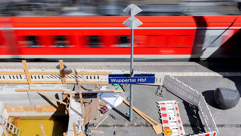 Eigentlich war die Freude groß, dass zwischen Hagen, Wuppertal und Köln wieder Züge fahren können - doch dann fiel auf, dass eine Brücke marode ist. (Archivbild) Eigentlich war die Freude groß, dass zwischen Hagen, Wuppertal und Köln wieder Züge fahren können - doch dann fiel auf, dass eine Brücke marode ist. (Archivbild)