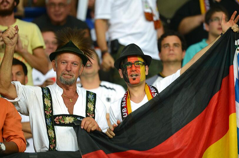 Deutschland gegen Holland - vor und während dieser brisanten Partie in der Ukraine am MIttwoch feiern die Fans ausgelassen in Orange und Schwarz-Rot-Gold - die Bilder!