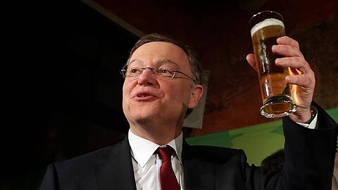 So sehen Sieger aus: SPD-Spitzenkandidat Stephan Weil gönnt sich nach dem Triumph in Niedersachsen ein kühles Bier.