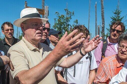 Im Gespräch mit Genossen: Bei sengender Hitze macht sich Steinbrück auf dem Weg zum Gipfel.