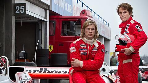 Chris Hemsworth (li.) und Daniel Brühl (re.) als Formel-1-Rivalen James Hunt und Niki Lauda