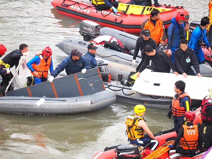 Bei dem Absturz in Taipeh wurden mindestens zwölf Menschen getötet. Die Bilder von der Bergungsaktion.