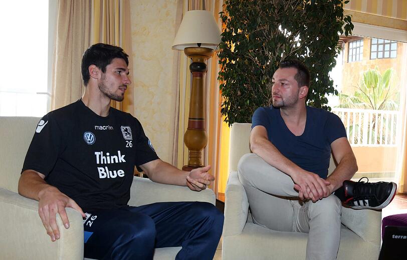 Löwen-Kapitän Christopher Schindler im Gespräch mit AZ-Journalist Matthias Eicher.