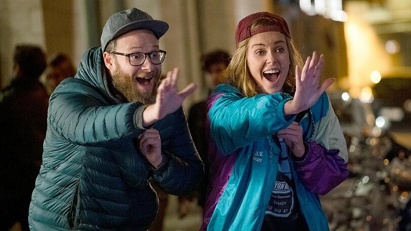 Fred Flarsky (Seth Rogen, l.) will die spröde Charlotte Fields (Charlize Theron) ein bisschen auflockern.