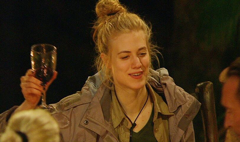 Larissa Marolt (M.), Jochen Bendel und Melanie Müller haben in ihren jeweiligen Dschungelprüfungen alles gegeben, erspielten mit fünf Sternen die volle Punktzahl und genießen nun das feierliche Abendessen im Camp.