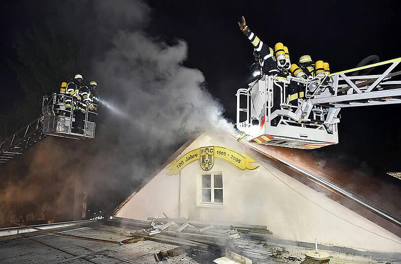 Während der Weihnachtsfeier des FC Teutonia München brach im Vereinsheim Feuer aus. Die Bilder.