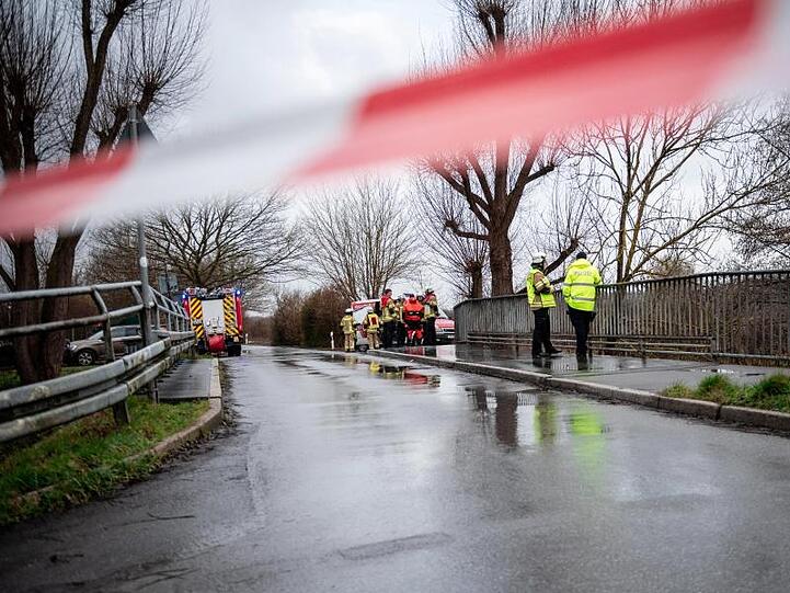 Am Montag haben Polizei und Feuerwehr unter anderem in einem Fluss nach dem vermissten Mädchen gesucht.