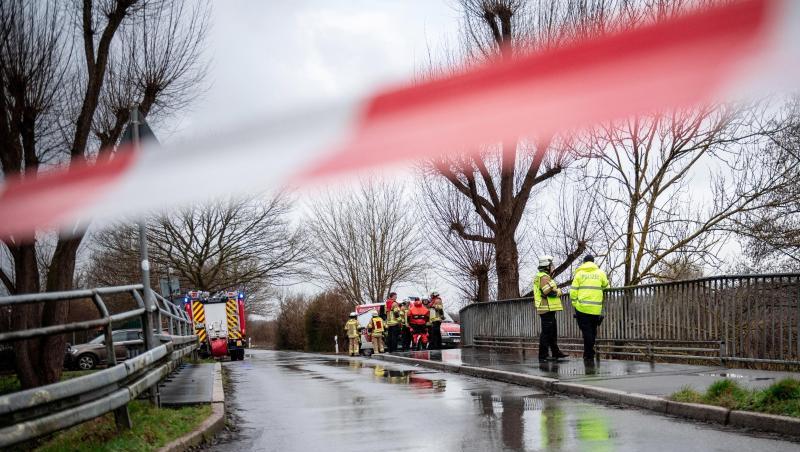 Am Montag haben Polizei und Feuerwehr unter anderem in einem Fluss nach dem vermissten Mädchen gesucht. Am Montag haben Polizei und Feuerwehr unter anderem in einem Fluss nach dem vermissten Mädchen gesucht.