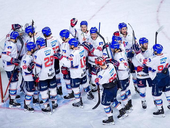Die Spieler der Adler Mannheim feiern den Einzug ins DEL-Finale.
