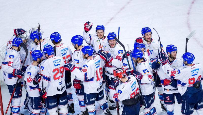 Die Spieler der Adler Mannheim feiern den Einzug ins DEL-Finale. Die Spieler der Adler Mannheim feiern den Einzug ins DEL-Finale.