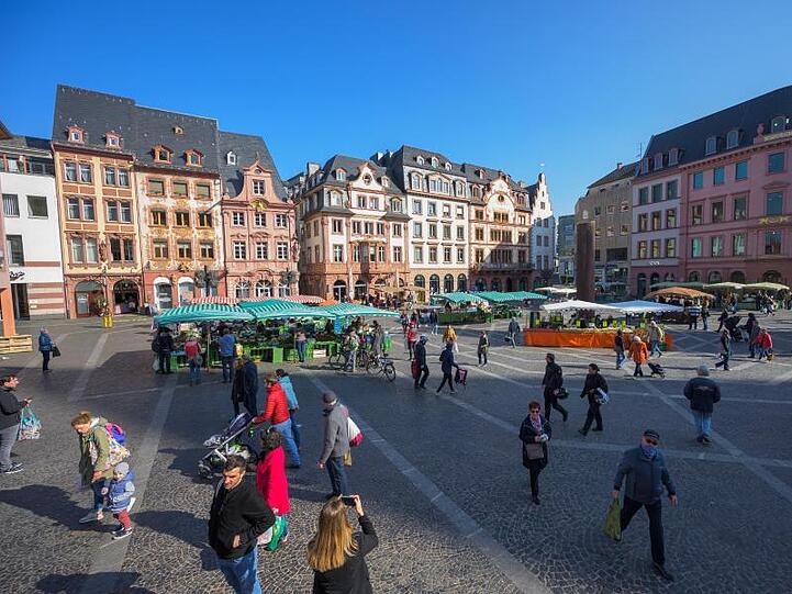 Auf dem Mainzer Domplatz sind die Marktstände mit großen Abständen zueinander aufgebaut worden.
