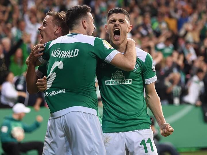 Die Spieler von Werder Bremen feiern den Treffer zum 2:2.