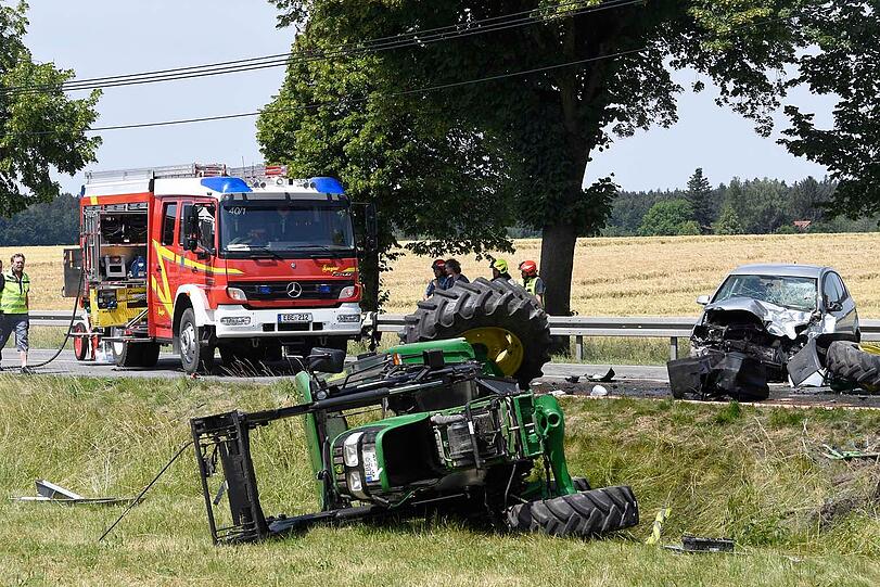 Bei dem Verkehrsunfall auf der B12 in Höhe Birkach kam am Dienstag ein 83-jähriger Traktorfahrer ums Leben.