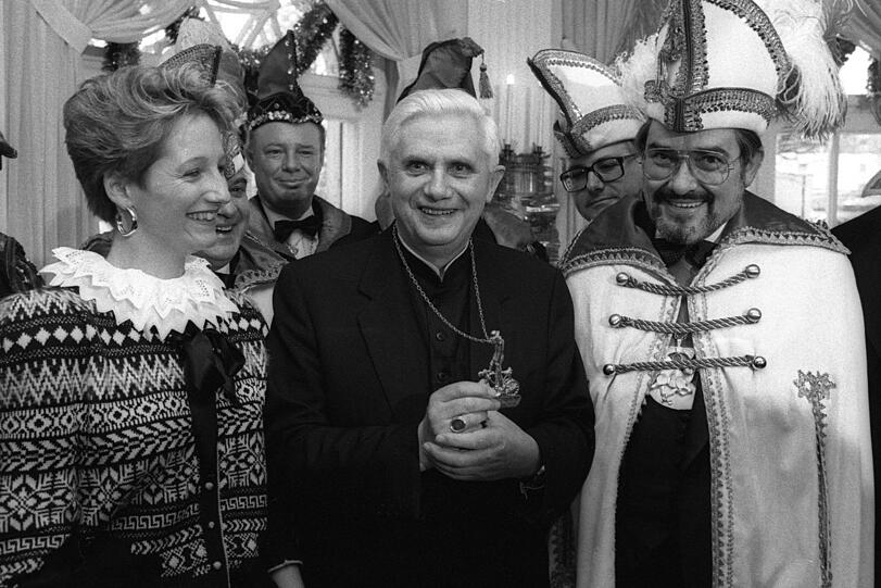 1989 verleiht die Münchner Gesellschaft Narrhalla Ratzinger den Karl-Valentin-Orden "für seinen hintergründigen Humor". Mit im Bild: Werner Hoser, Präsident der Narrhalla, und Prinzessin Susanne II.