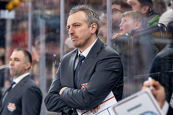 Nach der Pleite gegen Düsseldorf bedient: EHC-Coach Max Kaltenhauser. Nach der Pleite gegen Düsseldorf bedient: EHC-Coach Max Kaltenhauser.