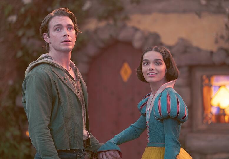 Keine starke männliche Figur, geschweigedenn Prinz: Andrew Burnap als Robin-Hood-Verschnitt mit Rachel Zegler als Schneewittchen..