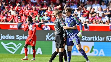 Kapitän Kimmich (l.) herzt den souveränen Urbig.