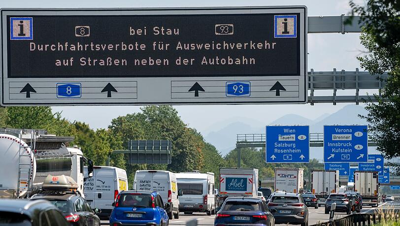Erstmals war es am Wochenende verboten, bei Stau von Autobahnen im Landkreis Rosenheim abzufahren. Die Polizei wies mehr als 100 Autofahrer zurück, die es dennoch versuchten. (Archivbild)