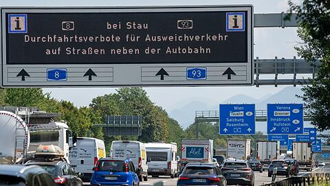 Erstmals war es am Wochenende verboten, bei Stau von Autobahnen im Landkreis Rosenheim abzufahren. Die Polizei wies mehr als 100 Autofahrer zurück, die es dennoch versuchten. (Archivbild)
