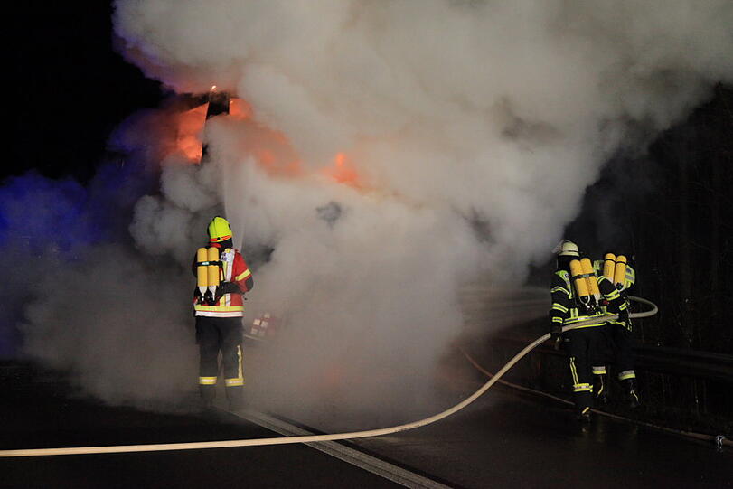 Ein Reisebus aus den Niederlanden steht auf der A8 in Richtung München in Flammen. Die Bilder vom Feuerwehreinsatz.