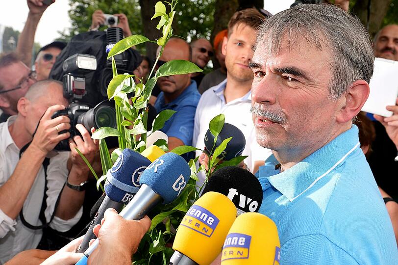Gustl Mollath verlässt am Dienstag Abend das Bezirkskrankenhaus in Bayreuth. Die Bilder