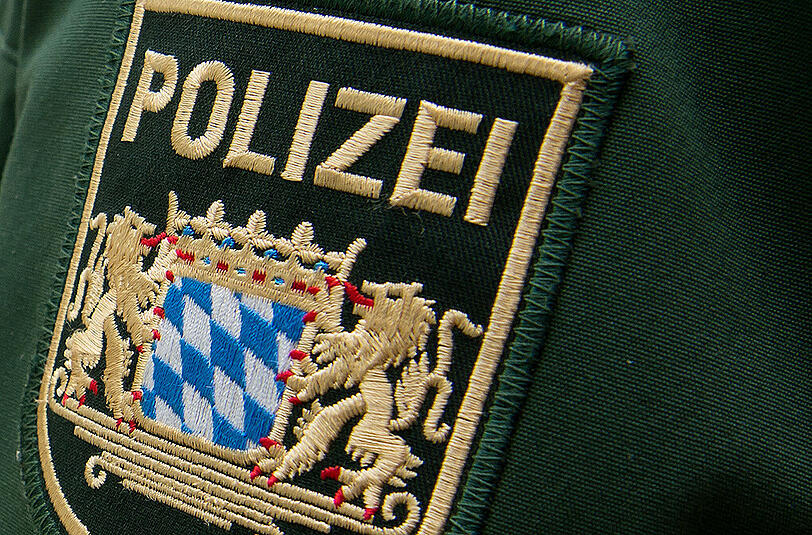 Die Beamten fanden den Schützen schwer verletzt auf seinem Grundstück. (Symbolbild)