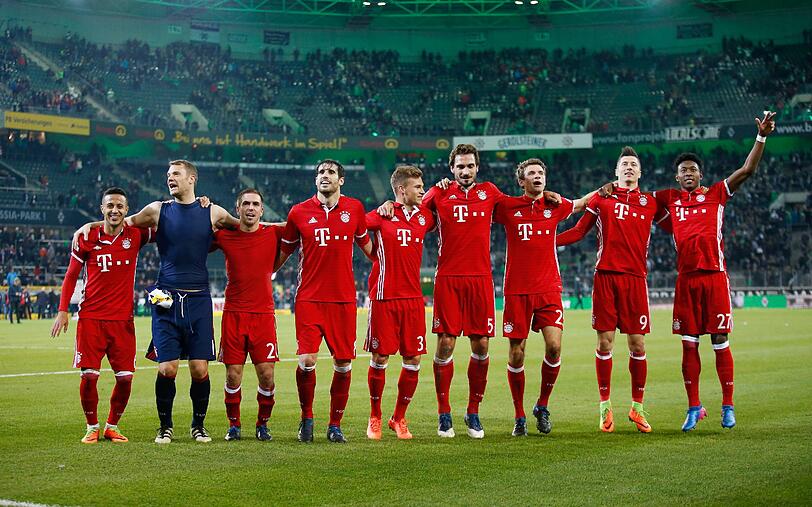 Aktuell unschlagbar in der Liga: Die Bayern um (v.l.) Thiago und Neuer.