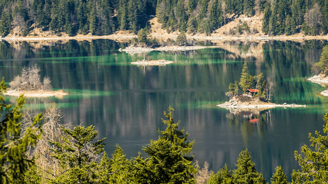 Der Eibsee in Grainau ist nur eines der Gewässer, neben denen man auch eine schöne Wandertour machen kann.