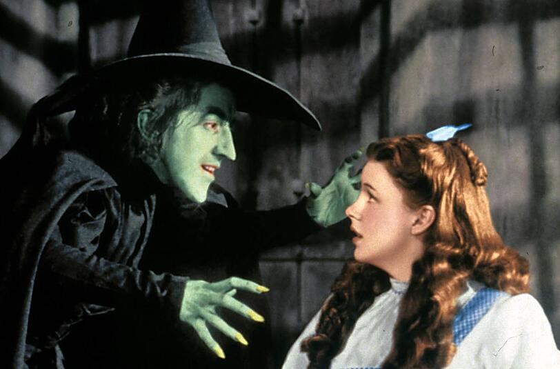 "Ding-Dong! The Witch Is Dead" ist ein Lied aus dem Musicalfilm Der Zauberer von Oz aus dem Jahr 1939. Es wurde von Harold Arlen komponiert, der Text stammt von E. Y. Harburg.Das Lied ist Mittelstück einer Gruppe mehrerer einzelner Lieder, die von den Figuren Dorothy Gale (Judy Garland) und der Hexe Glinda (Billie Burke) gesungen werden, um den Tod der bösen Hexe des Ostens zu feiern. &bdquo;Wake up, the Wicked Witch is dead. She's gone where the goblins go,Below - below &ndash; below&rdquo;, jubelt sie. Bereits 1982 hat der New Wave Musiker Klaus Nomi die Thatcher-Politik so kritisiert.