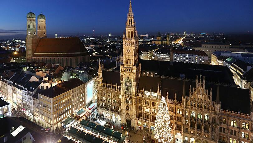 Der Christkindlmarkt auf dem Marienplatz. Der Christkindlmarkt auf dem Marienplatz.