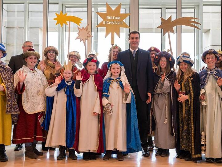 Sternsinger aus dem Bistum Eichstätt besuchen Markus Söder (CSU) in der bayerische Staatskanzlei. Foto: Peter Kneffel/dpa