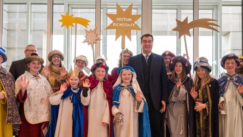Sternsinger aus dem Bistum Eichstätt besuchen Markus Söder (CSU) in der bayerische Staatskanzlei. Foto: Peter Kneffel/dpa Sternsinger aus dem Bistum Eichstätt besuchen Markus Söder (CSU) in der bayerische Staatskanzlei. Foto: Peter Kneffel/dpa