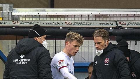 Nürnbergs Robin Hack wird verletzt ausgewechselt.