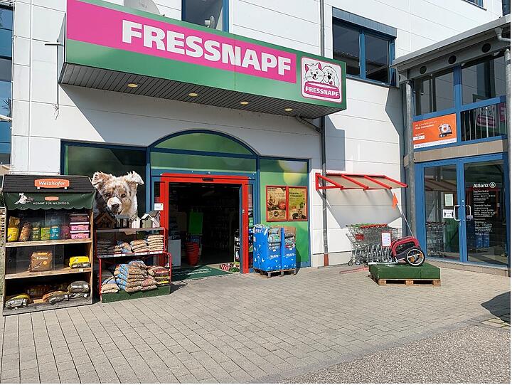 Im Fressnapf Dachau finden Sie Tierbedarf für Ihren Liebling. Wir beraten Sie gerne bei Fragen zur Ernährung sowie bei der Produktauswahl für Hund, Katze, Nager und Vogel. Auf unserer monatlich wechselnden Aktionsfläche präsentieren wir Ihnen Neuheiten und Trendartikel oder aber auch Saisonartikel die Ihnen und Ihren Fellnasen das gemeinsame Leben erleichtern und verschönern werden.