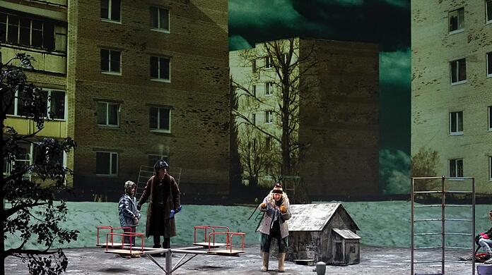Russische Tristesse mit einem Kinderspielplatz zwischen Plattenbauten: Umberto Giordanos "Sibiria" im Bregenzer Festspielhaus.