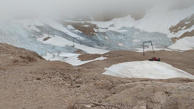 Experten schätzen, dass der Nördliche Schneeferner 2030 komplett geschmolzen sein wird. Dem südlichen Teil wurde der Gletscher-Status bereits aberkannt. Experten schätzen, dass der Nördliche Schneeferner 2030 komplett geschmolzen sein wird. Dem südlichen Teil wurde der Gletscher-Status bereits aberkannt.